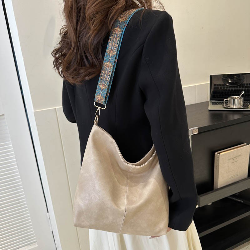 Women's Shoulder Bag With Ethnic Style Wide Shoulder Strap Ins Large Capacity Bucket Crossbody Bags Fashion Handbag
