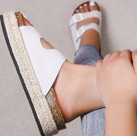 Flat Bottomed Women's Slippers With A Straight Shape For Outer Wear