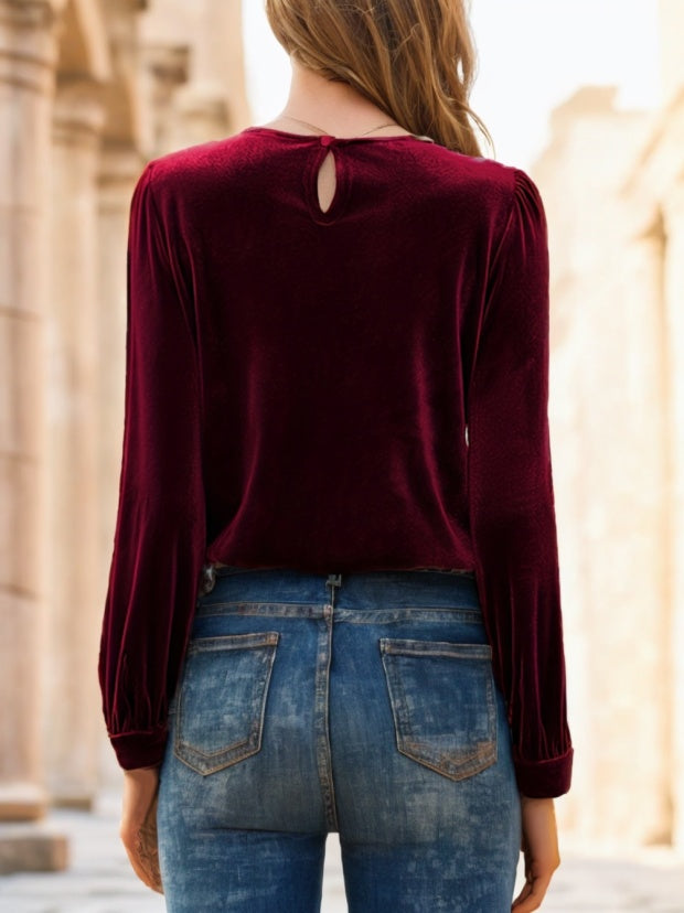 A Solid-colored Long-sleeved Top For Ladies